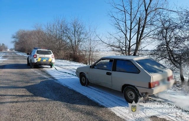 Поліцейські Кам’янського району врятували військових та водіїв у снігову заметіль