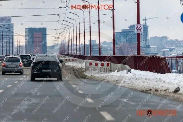 Через ями звузили рух: на Центральному мосту в Дніпрі з’явилися огородження