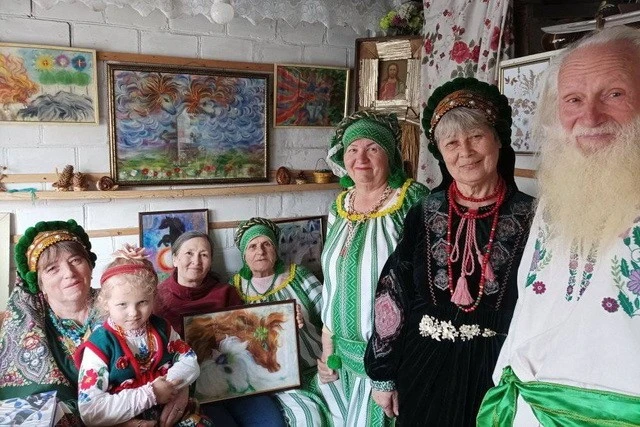 Восковий віночок із минулого: на Дніпропетровщині відроджують забуту жіночу прикрасу