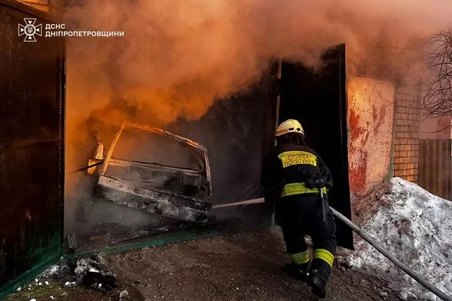 Ранковий інцидент у Дніпрі: загорівся гараж з автомобілем