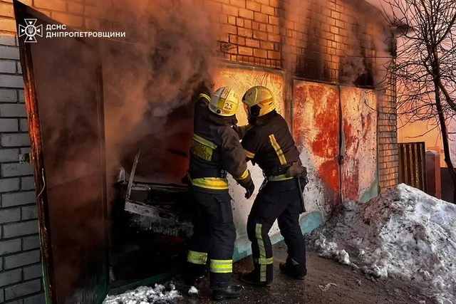 Ранковий інцидент у Дніпрі: загорівся гараж з автомобілем