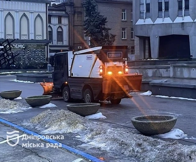 Дніпро зустрів негоду: комунальники цілодобово борються з ожеледицею на дорогах