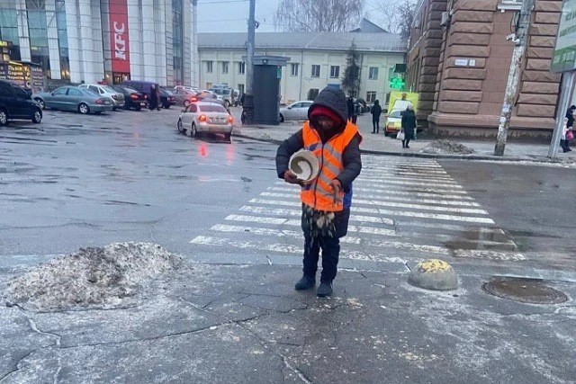 Дніпро зустрів негоду: комунальники цілодобово борються з ожеледицею на дорогах
