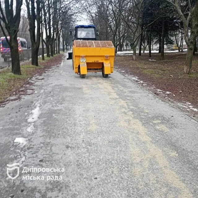 Дніпро зустрів негоду: комунальники цілодобово борються з ожеледицею на дорогах