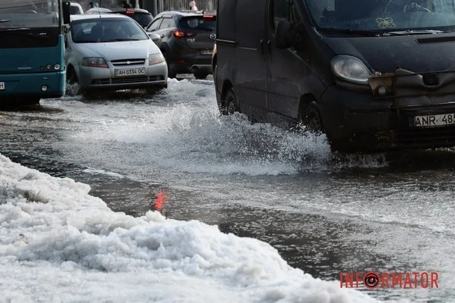 Морози й вода на асфальті: у Дніпрі підтопило перехрестя біля ринку