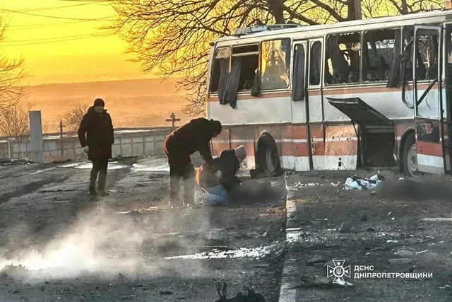 Морози й вода на асфальті: у Дніпрі підтопило перехрестя біля ринку