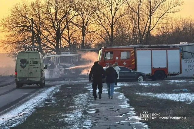 Морози й вода на асфальті: у Дніпрі підтопило перехрестя біля ринку