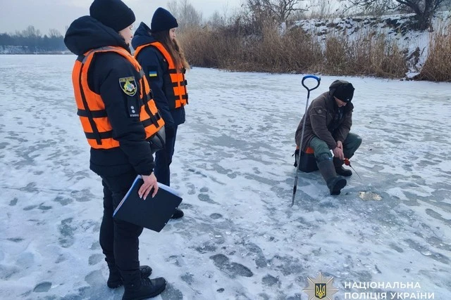 На лід — з розумом: як у Дніпропетровській області рибалок вчать зимової безпеки