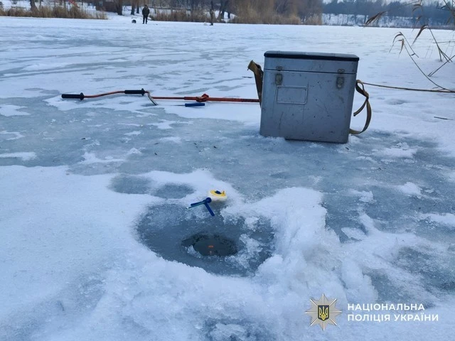 На лід — з розумом: як у Дніпропетровській області рибалок вчать зимової безпеки