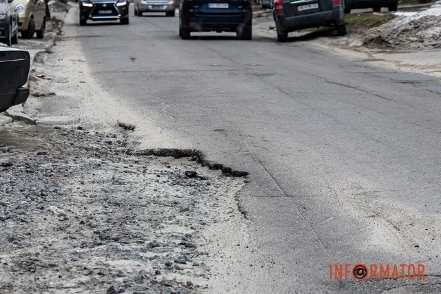 Дорожня пастка на Исполкомівській: водії в Дніпрі ризикують машинами