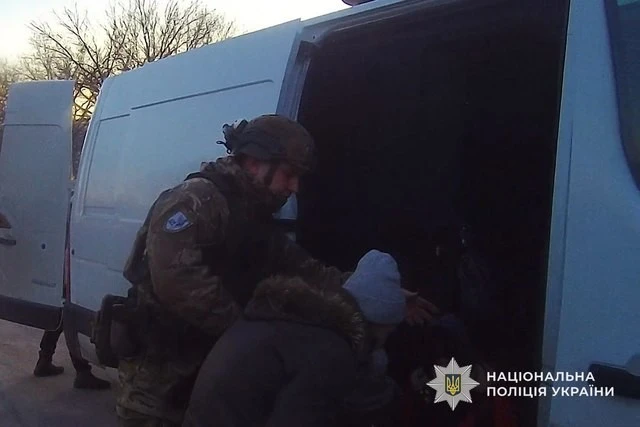 Евакуація під обстрілами: як «Білий ангел» урятував багатодітну сім’ю на Дніпропетровщині
