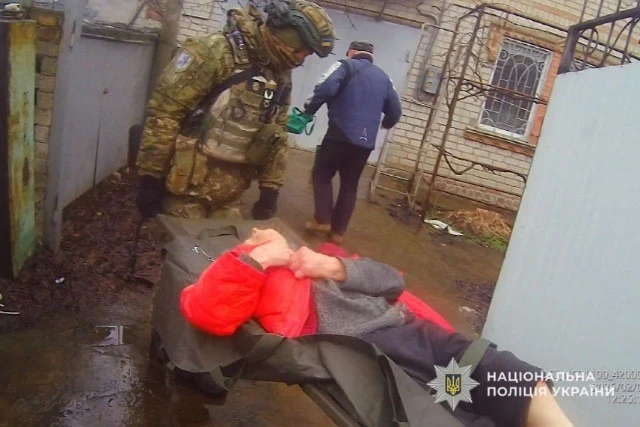 Евакуація під обстрілами: у Нікополі поліцейські встигли врятувати 90-річну жінку