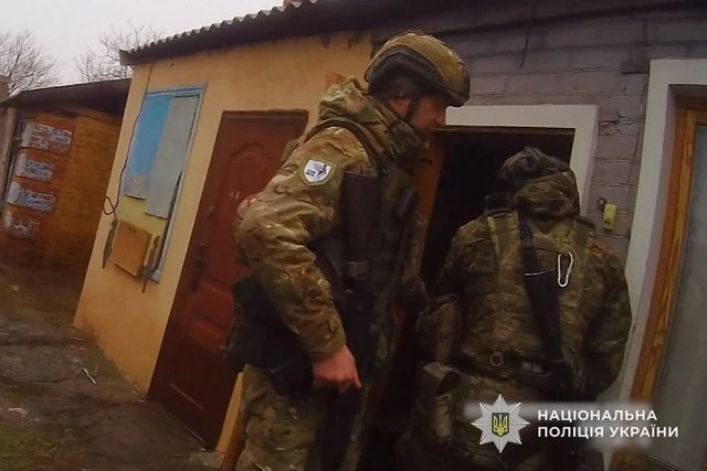 Евакуація під обстрілами: у Нікополі поліцейські встигли врятувати 90-річну жінку
