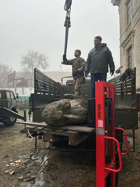 П’ять свідків степової історії: до Дніпра евакуювали давні кам’яні стели