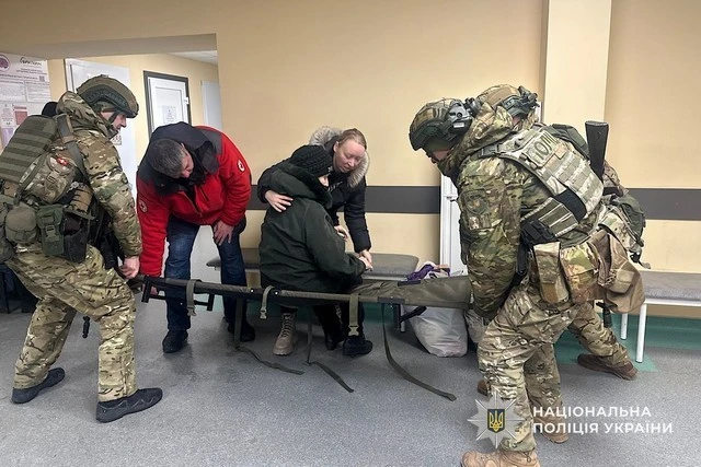 Лівобережжя Дніпра оновлюють: місто планує замінити старі лавки на нові