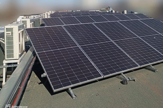 У Дніпрі створили енергонезалежний «Прозорий офіс» із сонячною електростанцією та системами накопичення