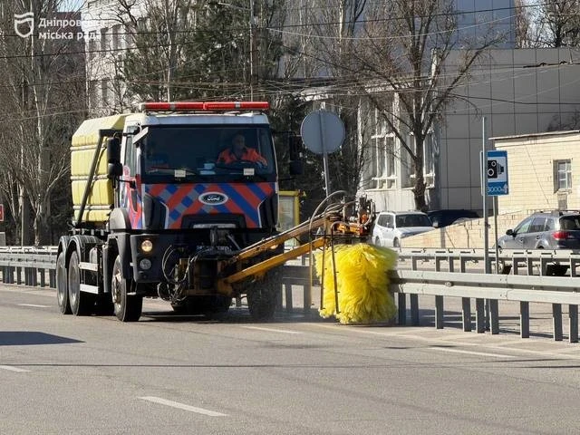 Після зими Дніпро очищують від піску та солі – місто розпочало масштабне прибирання доріг