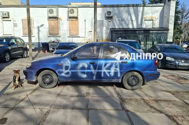 У Дніпрі невідомі знову псують автівки – на кузовах залишають образливі написи