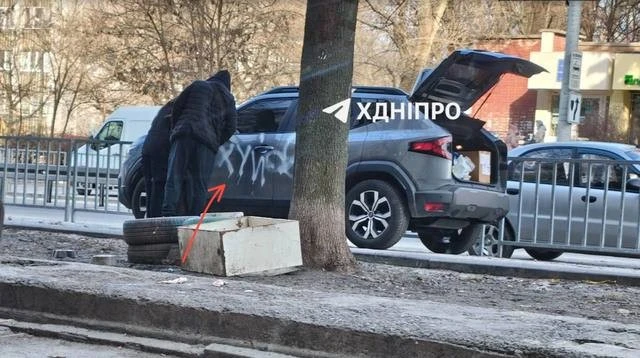 У Дніпрі невідомі знову псують автівки – на кузовах залишають образливі написи