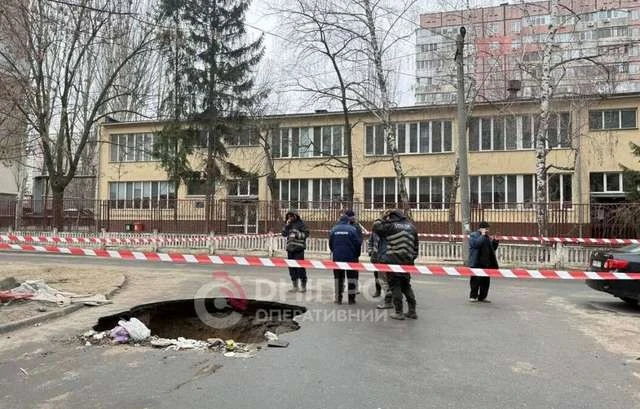 Аварія на Набережній Перемоги у Дніпрі: через провал сміттєвоза мешканці та дитсадок залишилися без води