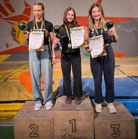 Спортсменка з Дніпра завоювала медаль на національній першості зі скелелазіння