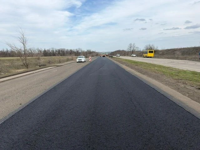 Дорожній марафон на Дніпропетровщині: темпи відновлення трас зросли майже вдвічі