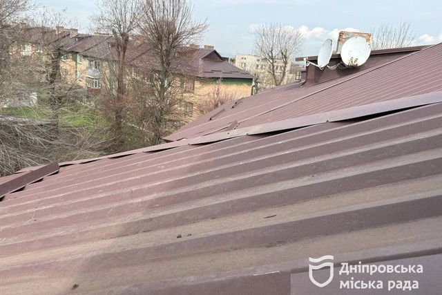 Нова покрівля замість понівеченої обстрілом: у Дніпрі коштом міста відновили будинок ОСББ