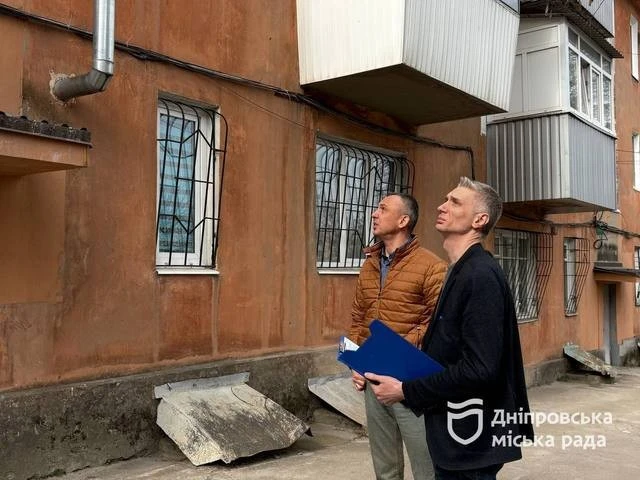 Нова покрівля замість понівеченої обстрілом: у Дніпрі коштом міста відновили будинок ОСББ
