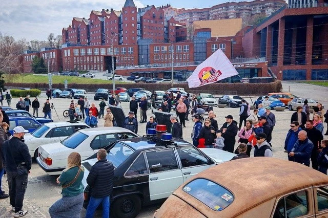 Ретро-автомобілі на вулицях Дніпра: як пройшов весняний пробіг