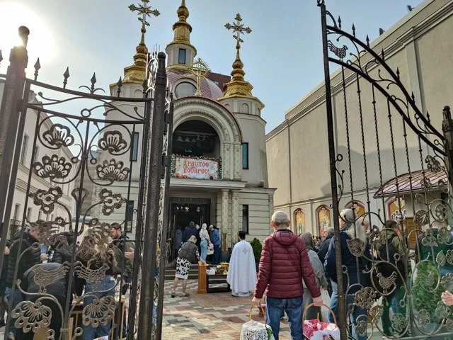 Віра під час війни: як жителі Дніпра освячують великодні кошики