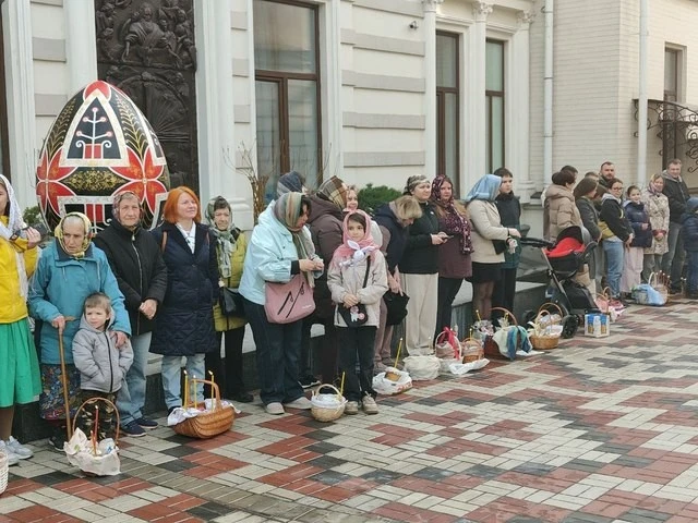 Віра під час війни: як жителі Дніпра освячують великодні кошики