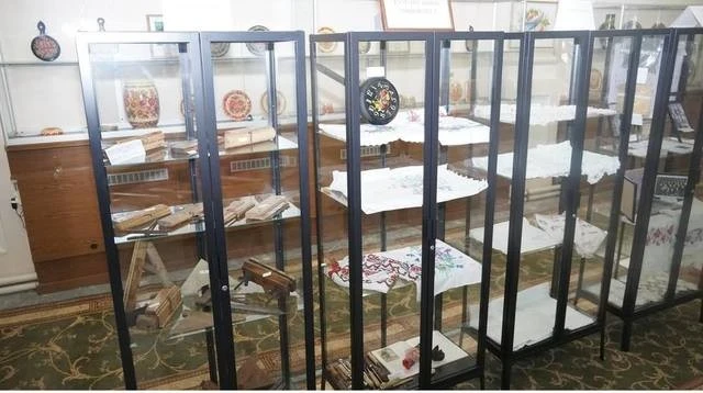 Зв’язок часів у реліквіях: у Дніпрі презентували унікальну виставку сімейних скарбів