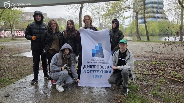 Екологічний десант на Січеславській набережній: три сотні кілограмів сміття не потраплять у Дніпро