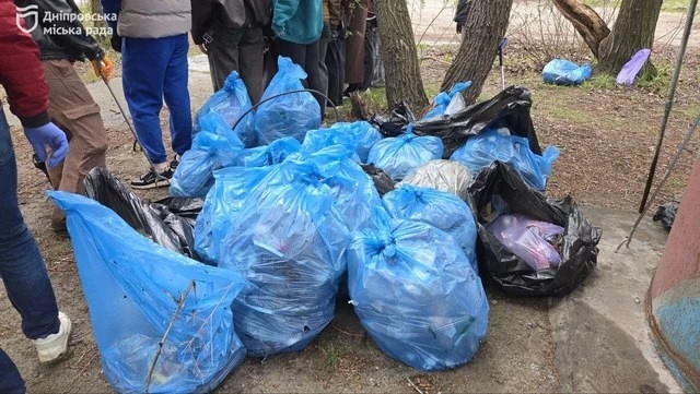 Екологічний десант на Січеславській набережній: три сотні кілограмів сміття не потраплять у Дніпро