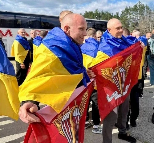 З полону повернулися військові з Дніпропетровщини – серед них молоді бійці та поранені