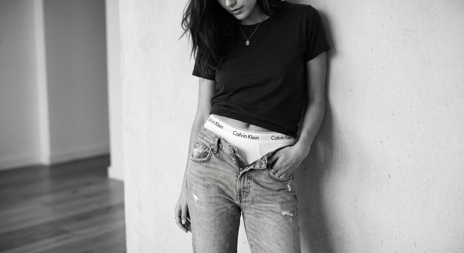 Чорно-білий затишок. Культова білизна та розслаблений стиль від Calvin Klein