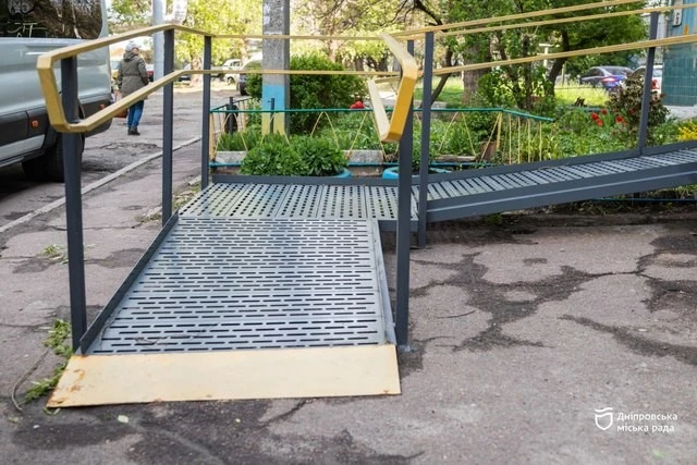 Пандуси у дніпровських багатоповерхівках встановлюють без оплати для мешканців