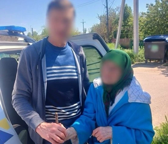 Нікопольські патрульні врятували 88-річну жінку з-під ворожих обстрелів