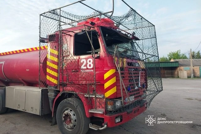 На Дніпропетровщині ворожий дрон поцілив у машину ДСНС: поранено водія