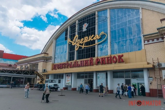 У Дніпрі ліквідовують наслідки влучання безпілотника у центральний ринок