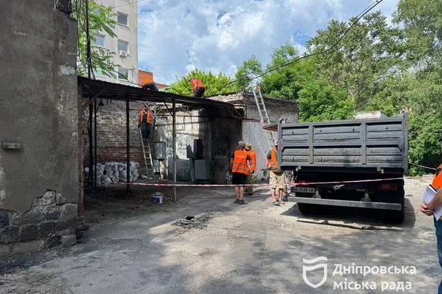 У Дніпрі примусово знесли нелегальний навіс на вулиці Січових Стрільців