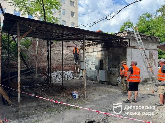У Дніпрі примусово знесли нелегальний навіс на вулиці Січових Стрільців
