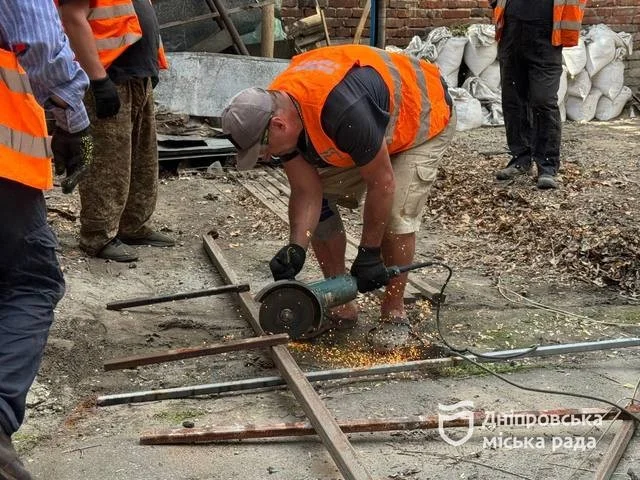 У Дніпрі примусово знесли нелегальний навіс на вулиці Січових Стрільців