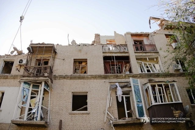 Руйнівні наслідки ворожого обстрілу Дніпра: понад пів сотні будинків під ударом, триває інспекція