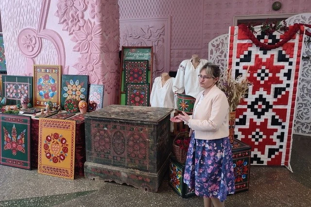Весільні скрині як бренд: автентичний миколаївський розпис із Самарщини готують до світового визнання