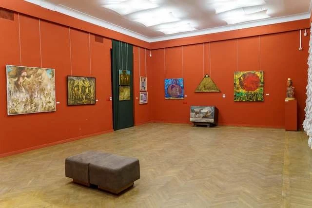 Мистецтво проти руйнувань: Художній музей Дніпра повертає виставки після ворожих обстрілів