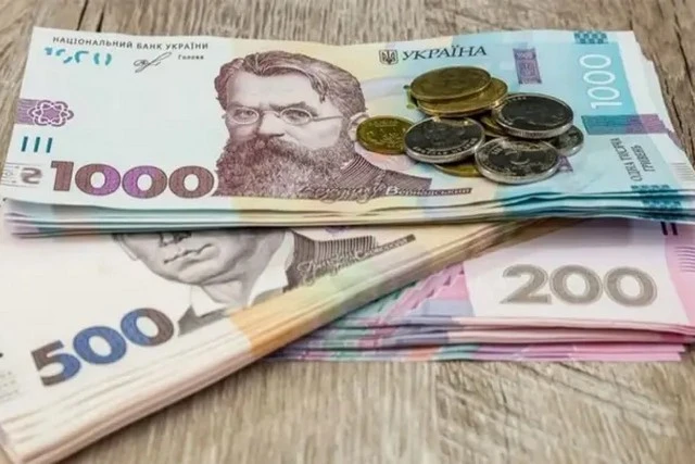 В Україні суттєво зміняться зарплати правоохоронців та службовців ДСНС: рішення парламенту