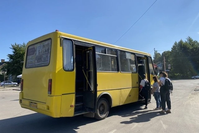 Транспортний бойкот пільговиків: у Дніпрі новий водій автобуса ігнорує людей похилого віку