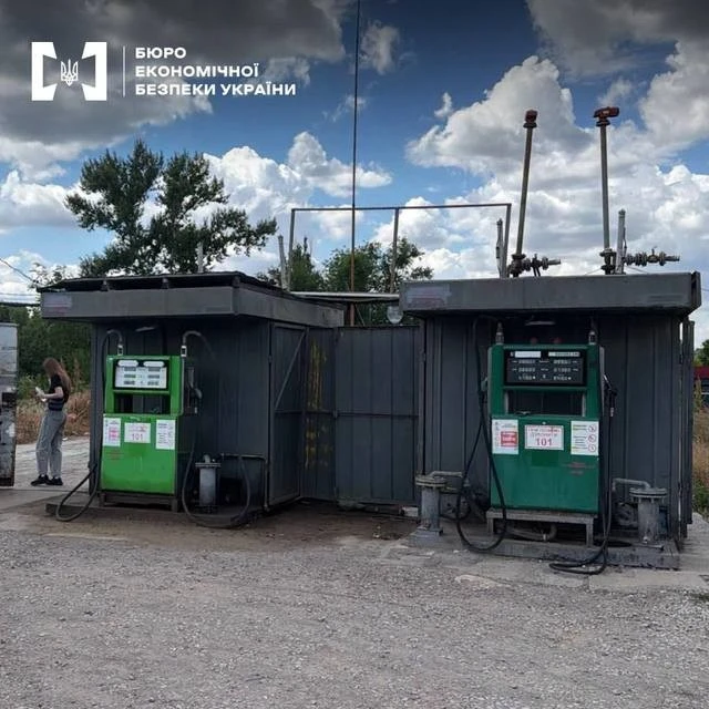 Масштабний удар по «бодяжниках»: на Дніпропетровщині ліквідували підпільне виробництво пального