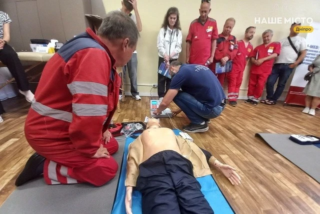 Порятунок серця в перші хвилини: у Дніпрі встановили автоматичні дефибрилятори